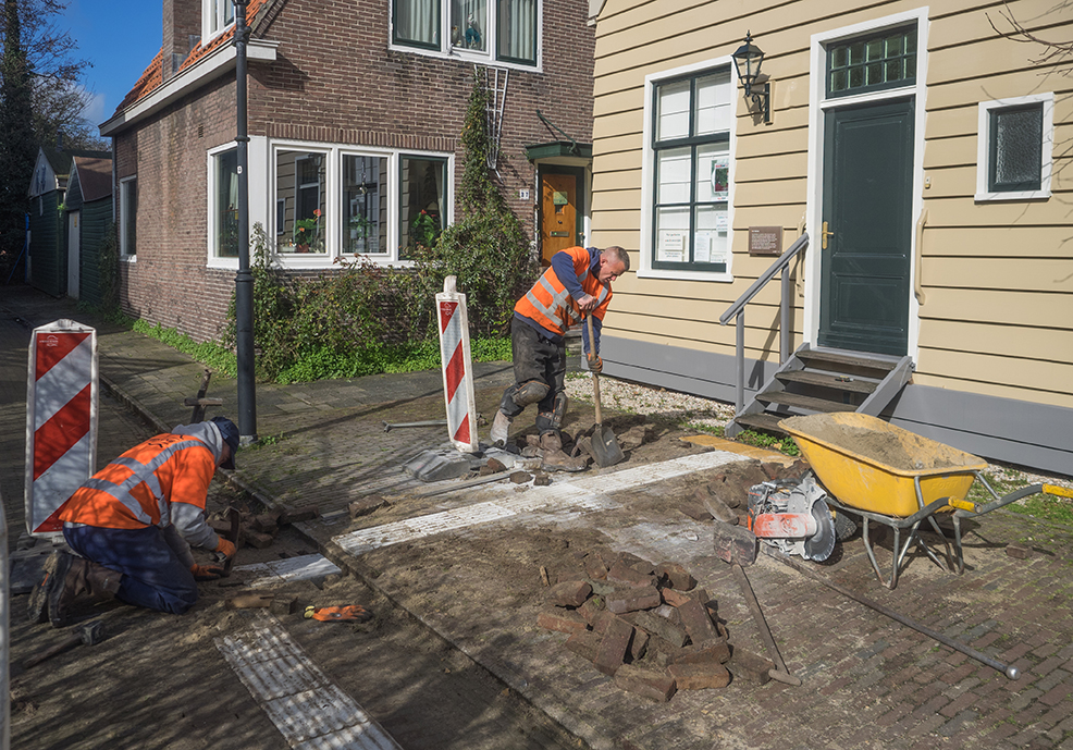 Aanleg geleidelijnen vanaf de bushalte